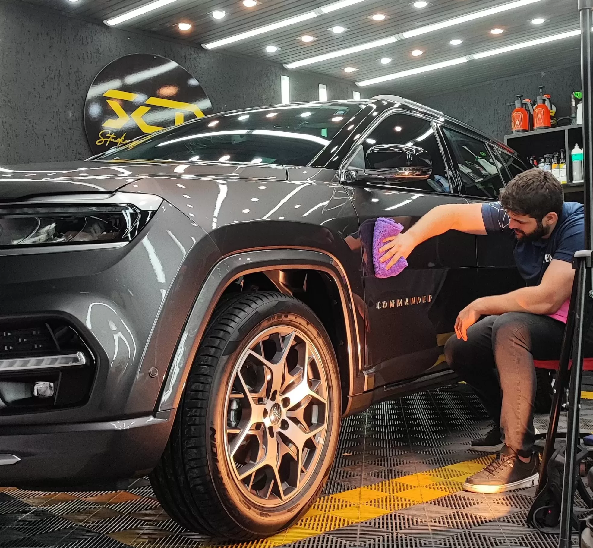 Lucas Iribarrem a trabalhar num Jeep Commander